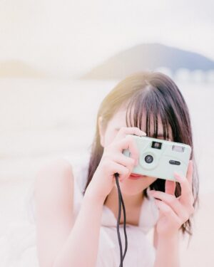 Aoi Koga Instagram - フォトブック「あおいろ。」
今日のオフショットはこちら📸

海！！です！🌊

小さい頃から海が大好きで、毎年夏になると
よく海水浴に連れて行ってもらって、
真っ黒になってました☀️🕶

あと、小学生の頃、社会学習？で、
「ジーラ」にも乗ったなあ！🐳
くじらの形？の船があるんですよ🚢
クジラのおなかで〜♪
海底探検っ♪
…わかる人にはわかるはず。笑

懐かしいなぁ。。
佐賀、九州の海は綺麗で大きくて大好きです。
上京してからも、帰省すると必ず、
家族で海に行きます😊
今年は帰省しなかったので、
来年はまた家族で行けるといいなあ。

皆さんにも佐賀の海たくさん見てほしいな。

ではでは、また明日🍀

#あおいろ。
#2月14日発売
#海に向かって叫びました 
#「こんにちはー！！！」
#なにもかえってこなかった笑
#にのうでぷるんぴえん
#七ツ釜もおすすめ