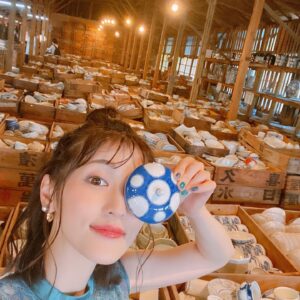 Aoi Koga Instagram - こんばんは♪
フォトブック「あおいろ。」

今回のオフショット&未公開ショットは…📸

有田焼〜🍵✨

佐賀県といえば、焼き物！
"有田焼"は全国でも有名な焼き物なんですよ☺️

ラジオなどで何度かお話したことがあるのですが
九州あるあるなのか、佐賀あるあるなのか、
学校の給食食器は陶器の器だったんです。
給食当番の時は、絶対に割らない様に慎重に慎重に運んでいたのを覚えています。笑

撮影でお邪魔したのは、
「幸楽窯 徳永陶磁器株式会社」さん✨

こちらではたくさんの有田焼の中から、
自分にぴったりのものを宝探し感覚で詰めていく、
「トレジャーハンティング」ができるんです！✨

面白いですよね！
聞いただけででわくわくしちゃいます♪

私もここに一歩足を踏み入れた瞬間に、
陶器がすごくキラキラと輝いていて
「ここは宝の山か…？！」と
あまりの迫力に圧倒されてしまいました。

冒険心もくすぐられますし、
建物の中もレトロで、オレンジの電球がまた雰囲気がありますよね。
自分だけが知ってる秘密基地みたいな感じがして…
とても私好みなところでした☺️💓

そしてね、撮影中、ずーっと遠くから見てくれている女の子たちがいて、
「珍しいのかなぁ…」と思っていたら…

私のことを知ってくれてて、
話しかけてきてくれたんです😭💓
めちゃくちゃ嬉しかったよお〜
たくさんかまってくれてありがとうねぇ。

帰りにたくさんお土産もくれました。
大切に使ってるよ〜本当にありがとう💓

地元の方にも知ってもらえているって
こんなに嬉しいんですね😊
もっともっと頑張ろう！！

また行きたいな…✨

皆さんも、自分にぴったりの焼き物、
ぜひここでトレジャーハンティングしてみてはいかがでしょうか？🤠

撮影にご協力頂き、
本当にありがとうございました！！

ではでは、また明日。
今日も一日、そして一週間お疲れ様です。

よい週末をお過ごし下さい🍀

#あおいろ。
#2月14日発売
#有田焼 
#幸楽窯 
#幸楽窯トレジャーハンティング 
#面白い形の焼き物いっぱいあったよ
#みんなの宝物は？
#あ、ここ、映えます。笑