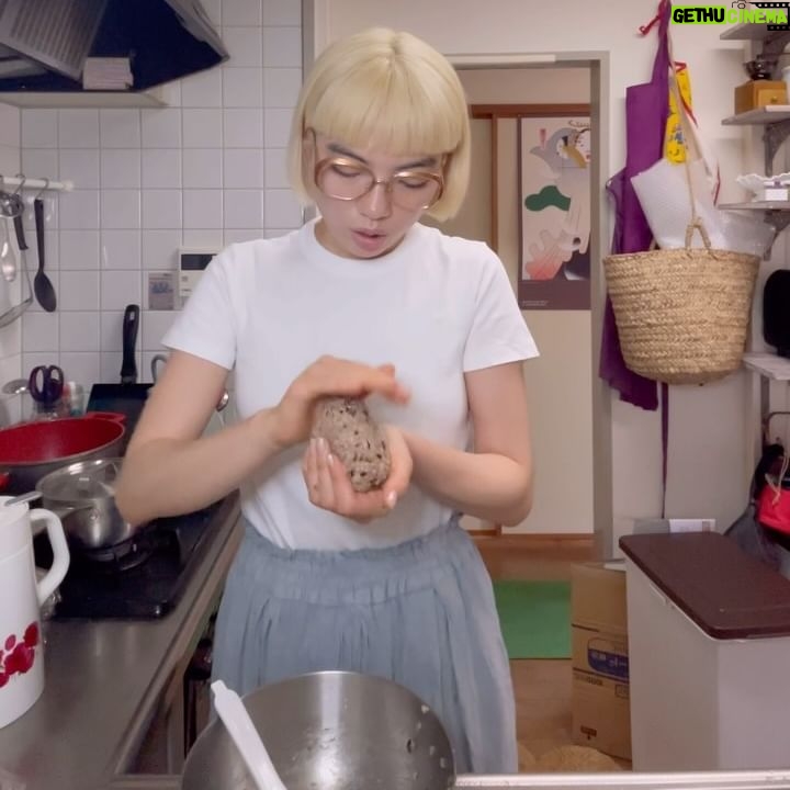 Aoi Yamada - 10.5K Likes - ☀️🍙
Short story for @stellamccartney
Falabella 15th anniversary!!
ステラの永遠に続いて欲しい、ファラベラ。
私の永遠の源、おにぎり。
Falabella Forever!
Onigiri Forever!
今日もキッチンから始まる一日。
良き日、良き一年を。
おめでとうございます!
#StellaMcCartney #FalabellaForever #PR