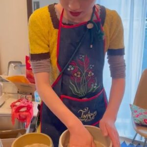 Aoi Yamada Instagram - MISO🫘
仕込んだあの日から1年が過ぎ、
出来上がったお味噌の香りで、この1年の出来事や、
会っていない友達に思いを馳せる。
麹よ、1年働いてくれてありがとう！
美味しく頂きます。

🧑‍🍳 @rieko_teramoto