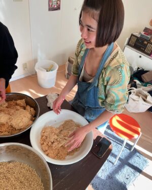 Aoi Yamada Instagram - MISO🫘
仕込んだあの日から1年が過ぎ、
出来上がったお味噌の香りで、この1年の出来事や、
会っていない友達に思いを馳せる。
麹よ、1年働いてくれてありがとう！
美味しく頂きます。

🧑‍🍳 @rieko_teramoto