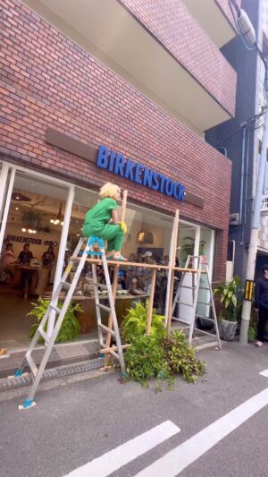 Aoi Yamada Instagram - BIRKENSTOCK @birkenstock_jp 250th🎉
大阪でのPOP UP SHOP(〜6/4まで)にて🥕
先日訪ねた八方美米さん @hppbm の畑とそこで聞いたお話、
裸足で土を踏みながら、一緒に遊んだ子どもたちとの思い出を
ぎゅっとつめて、ライブパフォーマンスをさせて頂きました。
お越し頂きました皆さま、ありがとうございました！
そしてBIRKENSTOCK250周年、おめでとうございます🎊
これからも私たちの足を支えてください、ビルケンさんありがとう！