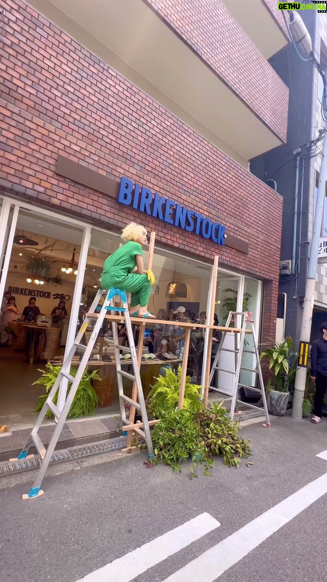 Aoi Yamada - 4.8K Likes - BIRKENSTOCK @birkenstock_jp 250th🎉
大阪でのPOP UP SHOP(〜6/4まで)にて🥕
先日訪ねた八方美米さん @hppbm の畑とそこで聞いたお話、
裸足で土を踏みながら、一緒に遊んだ子どもたちとの思い出を
ぎゅっとつめて、ライブパフォーマンスをさせて頂きました。
お越し頂きました皆さま、ありがとうございました!
そしてBIRKENSTOCK250周年、おめでとうございます🎊
これからも私たちの足を支えてください、ビルケンさんありがとう!