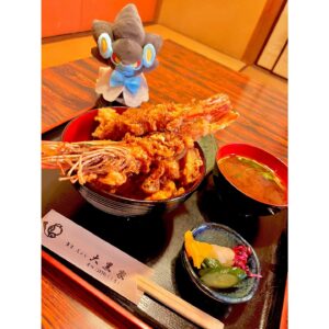 Aoi Yuki Instagram - #嫁一 のみんなと、まるちゃんちでボドゲ会しました！
ポケモンウボンゴやポケモンババ抜きはもちろん、
みんなで持ち寄った色んなボドゲで遊んだり、
リレー俳句したり、たのしかったよー！
嫁一はなんと8月で活動10周年！
遊んでるだけですが、遊んでるだけで集まれる友達、
とても貴重だなと思います✨

※嫁一のメンバー、丸ちゃんは浅草の天丼屋さんの娘さんで、
今回は特別に場所と許可を頂いてボードゲームをしたり、
アイスをお土産に差し入れたりしていますが、
普通のお客さんは食べ物の持ち込みや
ボドゲプレイはできないので、もし行かれる際は、
是非天丼を楽しみに行っていただけますと幸いです！
おいしいよー🦐

 #ポケモン  #ボドゲ  #ぬい撮り  #浅草  #天丼