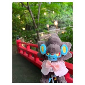 Aoi Yuki Instagram - 春めいた椿山荘にて☘ ̖́-
アフタヌーンティーをした後にお庭にもお邪魔して
ぬい撮りしてきました。霧の演出が凄かったです。

 #ポケ活  #ぬい活  #ぬい撮り  #ポケモン
 #レントラー  #ユキメノコ  #嫁1