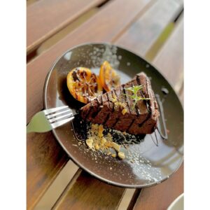 Aoi Yuki Instagram - 家族で出かけた時入ったカフェで、全部ロカボ素材でできたスイーツなるものに出会いました。しかもめちゃ美味しかった。余談ですがロカボときくと、ポケモンの名前みたいだなって思います。ロカボ→ロカボン→ロカボネスに進化する。ノーマル/草タイプ。

 #ぬい撮り  #ぬい活  #ぬいすたぐらむ