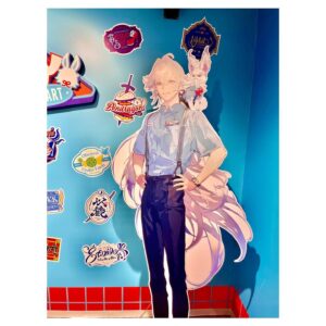 Aoi Yuki Instagram - #白上フブキ ちゃんと
POPUPSHOP「  #FGO MART」松屋銀座(東京)に
お邪魔してきました！
カルナたちのお店遊びに行けて嬉しかったよ〜！！
どこもかしこもフォトスポットで、撮影が捗りました笑
グッズもめちゃかわで爆買いしてしまった…
フブちゃんとは  #銀座 でオシャレ茶しばきの会もしたので、その写真もまたいつか！
勿論  #ほろごえっ！ でもそんなお話が出来たらいいな〜

 #fgoマート