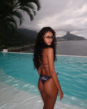 Aoxi Instagram - O bom de morar no Rio é poder usar biquíni em dias nublados 💅🏾🖤✨💋 she is not your babe