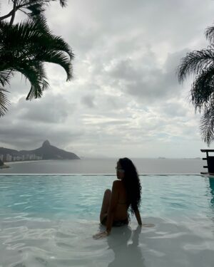 Aoxi Instagram - O bom de morar no Rio é poder usar biquíni em dias nublados 💅🏾🖤✨💋 she is not your babe
