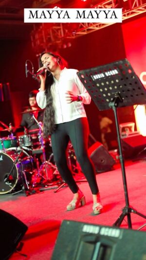 Aparna Narayanan Instagram - Gig diaries 😎 audience cheer is everything an artist asks for ❤️

Mayya Mayya Live :)
@adandtheband @sheikkeys @sri_flute_keys 

Video - @vignesh_saarangam 

@arrahman @chinmayisripaada 

#aparnanarayanan #musician #gigdiaries #gig #supersinger #ss9 #vijaytv #vijaytelevision #liveperformance #performance #performer #arr #arrahman #maniratnam #singer #singersofinstagram #wednesday #happyplace #happy #lovetobeonstage