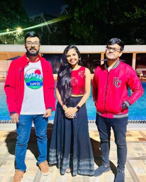 Aparna Narayanan Instagram - Diwali gig with @kaushiksridharan and @achuthakumar_ad @adandtheband for Madras Race Club ☺️☺️ had a great time with the team 😊
thanks for the pics @allen_bassman_005 😎 

#diwali #gig