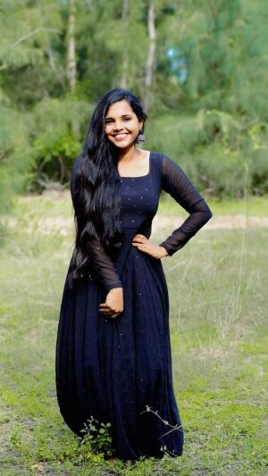 Aparna Narayanan Instagram - Naanum panten pa 🙈💃🏽

Thanks for the love for my recent cover “Hayyoda x Heeriya” ❤️ do check it out if you haven’t already 😍

Video shot by @milirstories 😍
Costume by @_gina_couture 😍

@aliaabhatt @ranveersingh @jonitamusic @arijitsingh @ipritamofficial @karanjohar @saregama_official 

#jhumka #dance #dancereel #viral #trend #trending #whatjhumka #aliabhatt #ranveersingh #karanjohar #rockyaurranikipremkahani #happy #singer #aparnanarayanan #ss9 #supersinger #vijaytv #vijaytelevision #bollywood #dancer #dancechallenge #black #ethnic #jhumkas #longhair #monday