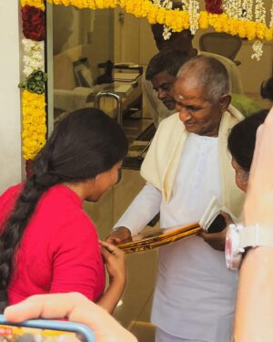 Aparna Narayanan Instagram - Happy birthday dearest Raja sir ❤️ thank you for your music ❤️ we love you ❤️
It was an honour to be able to wish you on your birthday and get your blessings ❤️ thank you so much ❤️

[ Ilayaraja, raaja, isaignani, birthday, sunday, legend, maestro ]