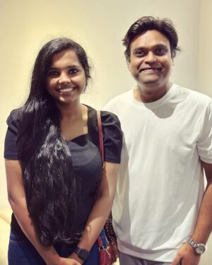 Aparna Narayanan Instagram - ☺️☺️☺️

P.C - @singer_bhargavi_sridhar akka ❤️

#harris #harrisjayaraj #musician #singer #monday #aparnanarayanan #blackandwhite