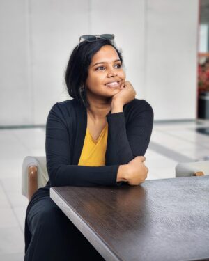 Aparna Narayanan Instagram - Got back home after a kickass show for the Indian Embassy at Abidjan, Côte d’Ivoire (West Africa) and clearly, I made good use of the airport layovers 😁 These pics are from the Adis Ababa airport, Ethiopia 🙂

P.C - @drums_bishwanth 

#singer #aparnarayanan #layover #yellow #black #musician #gig #international #travel #performer #liveperformance #happy #vijaytv #supersinger