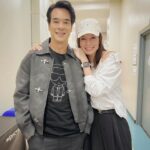 Apasiri Nitibhon Instagram - มาดูพี่มีความสุขกับงานที่พี่รัก🥰 แล้วก็มาเป็นกำลังใจ♥️พี่ทุ่มเทตั้งใจมาเป็นเดือนออกกำลัง💪🏼งดกอล์ฟ☀️ดูแลสุขภาพอย่างดีที่สุดเพื่องานนี้ 🎤พอวันไปซ้อมใหญ่ข้างนอกร้อนจัด ในห้องหนาว สรุปป่วยไข้ขึ้นอัดยา ถึงวันขึ้นคอนเสิร์ตยังหม่ำข้าวต้มอยู่เลย แต่ใจเกินร้อยขอพรพ่อแม่🙏🏼ละออกมาลุย👍🏼👏🏼งานออกมาเจ๋งมากพี่ สมกับที่รอคอยและทุ่มเท คนดูมีความสุขจ้ะ😁 #พี่อ่ำเป็นพี่ชายๆๆๆจ้ะ😆👧🏻👨🏻 #rpasirifamily พี่คนโตแข่งกอล์ฟก็เข้ารอบ พ่อกับแม่ต้องภูมิใจในตัวพี่ๆจ้ะ😊💯 #grammyrshit100concert
