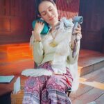 Apasiri Nitibhon Instagram - ☀️💦สุขสันต์วันสงกรานต์นะคะ🔫💦 สนุกสนานปลอดภัยกันทุกคนน๊าา♥️🪭 ช่วงที่ถ่ายละครเขาว่าเป็นวันที่ร้อนที่สุด☀️🫠 อุปกรณ์สารพัด🥵🪭 #คุณหญิงทับทิม ละคร พีเรียดเรื่องแรกเล่นเองอยากดูเอง😵‍💫🤭 #กลิ่นมาลี #ช่องวัน31 #งานอาภา