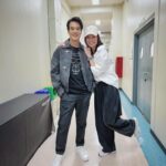 Apasiri Nitibhon Instagram - มาดูพี่มีความสุขกับงานที่พี่รัก🥰 แล้วก็มาเป็นกำลังใจ♥️พี่ทุ่มเทตั้งใจมาเป็นเดือนออกกำลัง💪🏼งดกอล์ฟ☀️ดูแลสุขภาพอย่างดีที่สุดเพื่องานนี้ 🎤พอวันไปซ้อมใหญ่ข้างนอกร้อนจัด ในห้องหนาว สรุปป่วยไข้ขึ้นอัดยา ถึงวันขึ้นคอนเสิร์ตยังหม่ำข้าวต้มอยู่เลย แต่ใจเกินร้อยขอพรพ่อแม่🙏🏼ละออกมาลุย👍🏼👏🏼งานออกมาเจ๋งมากพี่ สมกับที่รอคอยและทุ่มเท คนดูมีความสุขจ้ะ😁 #พี่อ่ำเป็นพี่ชายๆๆๆจ้ะ😆👧🏻👨🏻 #rpasirifamily พี่คนโตแข่งกอล์ฟก็เข้ารอบ พ่อกับแม่ต้องภูมิใจในตัวพี่ๆจ้ะ😊💯 #grammyrshit100concert