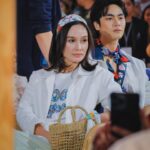Apasiri Nitibhon Instagram - good goods สินค้าภูมิปัญญาท้องถิ่น ดีไซน์ร่วมสมัย ร่วมกับ Issue แบรนด์แฟชั่นแถวหน้าของไทย เปิดตัวคอลเลกชั่นพิเศษ ที่หยิบยกความเป็นเอกลักษณ์ท้องถิ่นสืบสานภูมิปัญญาไทย ร่วมผลักดันสินค้าภูมิปัญญาท้องถิ่นสู่ระดับประเทศ รวมถึงได้มีส่วนช่วยสนับสนุนให้ชุมชนมีอาชีพ ผู้คนมีคุณภาพชีวิตที่ดีขึ้น กำไรทั้งหมดนำไปพัฒนาชุมชนเพื่อรักษาวัฒนธรรมท้องถิ่นให้คงอยู่ต่อไป เป็นการร่วมสร้างผลกระทบเชิงบวกให้แก่ทั้ง good goods, ISSUE, ลูกค้า และที่สำคัญคือ ชุมชน ที่จะได้โอกาสในการเรียนรู้ทักษะและการตลาดแบบสมัยใหม่ แรงบันดาลใจของคอลเลกชัน มีที่มาจาก “ลายดอกรักราชกัญญา” ลายผ้าพระราชทานจากสมเด็จพระเจ้าลูกเธอ เจ้าฟ้าสิริวัณณวรี นารีรัตนราชกัญญา และโลโก้ช้างของ good goods เป็นผลงานเสื้อผ้า Ready-to-wear และเครื่องประดับที่มีความร่วมสมัย อีกทั้งยังคงเสน่ห์ของความเป็นไทย โดยทางแบรนด์เลือกผสมผสานการใช้วัตถุดิบจากท้องถิ่นอย่างเช่น กกพันเกลียว จากเครือข่ายวิสาหกิจชุมชน ผลิตภัณฑ์จากกกตำบลทุ่งวัง จังหวัดบุรีรัมย์, จักสานผักตบชวา จากกลุ่มจักสานผักตบชวาบ้านต๊ำน้ำล้อมโดยลินชวา จังหวัดพะเยา และโครเชต์จากแบรนด์ Issue เพื่อเป็นการเพิ่มคุณค่าให้กับคอลเลกชันพิเศษนี้ ส่งเสริมการสร้างรายได้ที่ยั่งยืนให้กับชุมชน . วางจำหน่ายแล้วที่ร้าน good goods ทั้ง 3 สาขา 📍ร้าน good goods ที่ ศูนย์การค้าเซ็นทรัลเวิลด์ ชั้น 1 โซน Hug Thai 📍ร้าน good goods ที่ จริงใจมาร์เก็ต จ.เชียงใหม่ ใกล้กับตลาดต้นไม้คำเที่ยง บนถนนอัษฎาธร 📍ร้าน good goods ที่ เซ็นทรัล ภูเก็ต ฟลอเรสต้า ชั้น G โซน Hug Thai จ. ภูเก็ต 🛒Shopee: Aboutgoodgoods หรือคลิ๊ก https://shp.ee/4q36pvz 🛒 Line: @aboutgoodgoods หรือคลิ๊ก lin.ee/oFJUG5z . #CENTRALTHAM #เซ็นทรัลทำ #ทำด้วยกันทำด้วยใจ #bettertogether #issuethailand #goodgoodsxissue #aboutgoodgoods #gooddesignforgooddeeds2 #เดินได้เดินไปนะอาภา😉