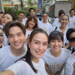 Apasiri Nitibhon Instagram - มาบวงสรวง ละคร กลิ่นมาลี 🌸🌼ได้เจอกันก็แฮปปี้แล้ว😊♥️💯selfie จนกล้ามขึ้น🤭💪🏼 #กลิ่นมาลี #ช่องวัน31 #rpaselfie #งานอาภา 20.5.67