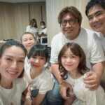 Apasiri Nitibhon Instagram - มาบวงสรวง ละคร กลิ่นมาลี 🌸🌼ได้เจอกันก็แฮปปี้แล้ว😊♥️💯selfie จนกล้ามขึ้น🤭💪🏼 #กลิ่นมาลี #ช่องวัน31 #rpaselfie #งานอาภา 20.5.67