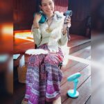 Apasiri Nitibhon Instagram - ☀️💦สุขสันต์วันสงกรานต์นะคะ🔫💦 สนุกสนานปลอดภัยกันทุกคนน๊าา♥️🪭 ช่วงที่ถ่ายละครเขาว่าเป็นวันที่ร้อนที่สุด☀️🫠 อุปกรณ์สารพัด🥵🪭 #คุณหญิงทับทิม ละคร พีเรียดเรื่องแรกเล่นเองอยากดูเอง😵‍💫🤭 #กลิ่นมาลี #ช่องวัน31 #งานอาภา