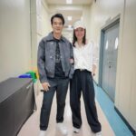 Apasiri Nitibhon Instagram - มาดูพี่มีความสุขกับงานที่พี่รัก🥰 แล้วก็มาเป็นกำลังใจ♥️พี่ทุ่มเทตั้งใจมาเป็นเดือนออกกำลัง💪🏼งดกอล์ฟ☀️ดูแลสุขภาพอย่างดีที่สุดเพื่องานนี้ 🎤พอวันไปซ้อมใหญ่ข้างนอกร้อนจัด ในห้องหนาว สรุปป่วยไข้ขึ้นอัดยา ถึงวันขึ้นคอนเสิร์ตยังหม่ำข้าวต้มอยู่เลย แต่ใจเกินร้อยขอพรพ่อแม่🙏🏼ละออกมาลุย👍🏼👏🏼งานออกมาเจ๋งมากพี่ สมกับที่รอคอยและทุ่มเท คนดูมีความสุขจ้ะ😁 #พี่อ่ำเป็นพี่ชายๆๆๆจ้ะ😆👧🏻👨🏻 #rpasirifamily พี่คนโตแข่งกอล์ฟก็เข้ารอบ พ่อกับแม่ต้องภูมิใจในตัวพี่ๆจ้ะ😊💯 #grammyrshit100concert