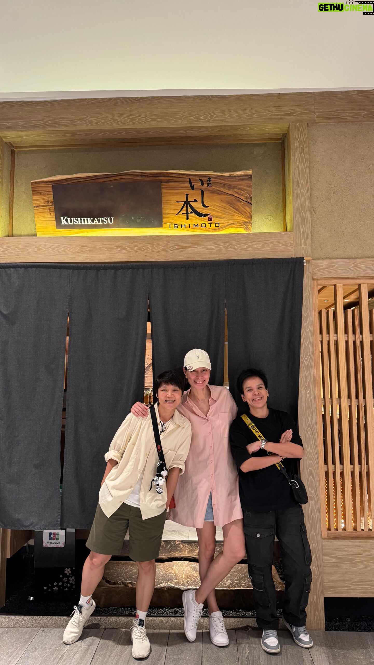 Apasiri Nitibhon Instagram - ชอบส่งภาพอาหารไปให้ดูว่าตี1 เรากินอะไร🤭เพื่อนเลยนัดมากินเต็มคอร์สให้อิ่มตั้งแต่หัวค่ำ แล้วดึกๆแกห้ามกินเด็ดขาด กลัวเพื่อนเป็นกรดไหลย้อน🤭ลงพุง😅 นางแบบแบบไหน😂#เพื่อนรักมอกรุงเทพของอา เห็นว่างไม่ได้นัดเก่งง🙄😅#วันวันของอาภา #kushikatsu #ishimoto ต้องเพิ่มน้ำหนักอยากบริจาคเลือด♥️💯