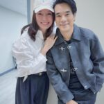 Apasiri Nitibhon Instagram - มาดูพี่มีความสุขกับงานที่พี่รัก🥰 แล้วก็มาเป็นกำลังใจ♥️พี่ทุ่มเทตั้งใจมาเป็นเดือนออกกำลัง💪🏼งดกอล์ฟ☀️ดูแลสุขภาพอย่างดีที่สุดเพื่องานนี้ 🎤พอวันไปซ้อมใหญ่ข้างนอกร้อนจัด ในห้องหนาว สรุปป่วยไข้ขึ้นอัดยา ถึงวันขึ้นคอนเสิร์ตยังหม่ำข้าวต้มอยู่เลย แต่ใจเกินร้อยขอพรพ่อแม่🙏🏼ละออกมาลุย👍🏼👏🏼งานออกมาเจ๋งมากพี่ สมกับที่รอคอยและทุ่มเท คนดูมีความสุขจ้ะ😁 #พี่อ่ำเป็นพี่ชายๆๆๆจ้ะ😆👧🏻👨🏻 #rpasirifamily พี่คนโตแข่งกอล์ฟก็เข้ารอบ พ่อกับแม่ต้องภูมิใจในตัวพี่ๆจ้ะ😊💯 #grammyrshit100concert