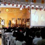 Apasiri Nitibhon Instagram – ครั้งแรกที่ได้ไปเรียนธรรมะตามหลักการสอนของพระอาจารย์ต้นโดยครูเงาะชวนไปเรียนเมื่อเดือนสิงหาคมวันแม่ปีที่แล้ว ช่วงนั้นเป็นช่วงที่เจอทุกข์แท้คือสูญเสียคุณแม่ รวมทั้งอารมณ์ต่างๆที่เก็บสะสมมานาน ได้พบเครื่องมือในการดับทุกข์ที่ได้ผลอย่างมาก เพราะทุกข์นี้ เป็นทุกข์แท้ เป็นความจริงที่ทุกคนต้องพลัดพรากจากสิ่งที่เป็นที่รัก โดยเฉพาะ “พ่อแม่ ” เป็นเรื่องที่ทำใจได้ยากมาก 
การเรียนครั้งนี้ เป็นการไปเรียนรู้หลักธรรมคำสอนของพระพุทธเจ้า และได้นำแนวทางปฏิบัติของครูบาอาจารย์ที่เคารพและศรัทธาแบบสุดหัวใจ ซึ่งสามารถนำมาใช้ในชีวิตประจำวันได้ไม่ยาก เพียงแค่เราตั้งใจ และมีความเพียร ขั้นแรกเลย คือ
-มีพระรัตนตรัย เริ่มต้นด้วยการระลึกถึงพระรัตนตรัยตลอดเวลาเท่าที่จะทำได้ ด้วยการท่องพุทโธเมนาโถ ธัมโมเมนาโถ สังโฆเมนาโถ(พระพุทธเจ้า พระธรรม พระอริยสงฆ์เป็นที่พึ่งอันประเสริฐของข้าพเจ้า)จนแนบจิต 
-ทักอารมณ์ เช่น 
**นี้คือ (อารมณ์ต่างๆสมมุติว่า เศร้า) 
“นี้คือ (ความเศร้า)
(ความเศร้า) เกิดขึ้นในจิต
จิตมี (ความเศร้า) เกิดขึ้น 
(ความเศร้ากำลังปรุงแต่งจิต 
จิตกำลังมี(ความเศร้า) ปรุงแต่งอยู่”
-ท่องธาตุกัมมัฏฐาน ว่าธาตุสี่ ดิน น้ำ ไฟ ลมมีอะไรบ้างที่รวมกันอยู่ไม่ใช่เราไม่ใช่ของเรา
-พิจารณากาย6 ขั้นตอน 
-ท่องขันธ์,แยกขันธ์,ดูการเกิดดับ 
-จับลงอริยสัจ 

 อุ๋มฟังคลิป พอจ.ต้นทุกวัน เมื่อทุกข์ถูกรู้ มันก็จะลดลง และอยู่กับเราไม่นาน 
ความมั่นคงของจิตเพิ่มขึ้น ทำให้เราเข้มแข็งขึ้นมากๆจนมาถึงงานคุณพ่อ เมื่อต้นปี ทุกอย่างที่เรียนรู้มาได้นำมาใช้ เห็นทุกข์ เข้าใจและยอมรับว่ามันเป็นสัจธรรมรู้ทันมัน ไม่ปรุงแต่งอารมณ์ เห็นอารมณ์ที่เกิดขึ้น คิดถึงก็ร้องไห้ และก็เห็นมันดับลง ยืนยันว่าพระธรรมคำสอนของพระพุทธเจ้าและแนวทางที่นำมาปฏิบัติทำให้ทุกข์เราลดลงได้เยอะเลยจริงๆ 🙏

เมื่อวันที่1-3 มีนาคมที่ผ่านมา ได้ไปเข้าเรียนหลักสูตรสัจจศาสตร์เพื่อความพ้นทุกข์ มูลนิธิธรรมนาวาสิกขาลัย จัดเป็นครั้งแรกโดยครูเงาะ (ขอกราบอนุโมทนาบุญและขอบคุณครูเงาะรวมทั้งทีมงานทุกท่านที่จัดคอร์สดีๆแบบนี้ด้วยนะคะ🙏) 
ในคลาสได้แบ่งปันประสบการณ์ 
วิธีที่จะจัดการความทุกข์ เป็นคลาสที่ทำให้เราได้ให้และรับกำลังใจดีดี มีความเมตตาต่อเพื่อนมนุษย์ด้วยกันเพราะทุกคนต่างมีความทุกข์ไม่ต่างกัน

วันสุดท้ายของการเรียนได้มีโอกาสทำตามความตั้งใจคือ ได้กล่าวขอบพระคุณพระอาจารย์ต้นและได้เล่าให้ท่านฟังถึงการพัฒนาตนเองตั้งแต่วันแรกที่ได้เรียนรู้ธรรมะจากท่านจนถึงวันนี้
ใครสนใจสามารถดูใน YouTube ธรรมนาวา พระอาจารย์ต้นได้นะคะ
🙏🙏🙏 #ธรรมนาวาสิกขาลัย  #ธรรมนาวา #พระอาจารย์ต้น