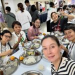 Apasiri Nitibhon Instagram – ครั้งแรกที่ได้ไปเรียนธรรมะตามหลักการสอนของพระอาจารย์ต้นโดยครูเงาะชวนไปเรียนเมื่อเดือนสิงหาคมวันแม่ปีที่แล้ว ช่วงนั้นเป็นช่วงที่เจอทุกข์แท้คือสูญเสียคุณแม่ รวมทั้งอารมณ์ต่างๆที่เก็บสะสมมานาน ได้พบเครื่องมือในการดับทุกข์ที่ได้ผลอย่างมาก เพราะทุกข์นี้ เป็นทุกข์แท้ เป็นความจริงที่ทุกคนต้องพลัดพรากจากสิ่งที่เป็นที่รัก โดยเฉพาะ “พ่อแม่ ” เป็นเรื่องที่ทำใจได้ยากมาก 
การเรียนครั้งนี้ เป็นการไปเรียนรู้หลักธรรมคำสอนของพระพุทธเจ้า และได้นำแนวทางปฏิบัติของครูบาอาจารย์ที่เคารพและศรัทธาแบบสุดหัวใจ ซึ่งสามารถนำมาใช้ในชีวิตประจำวันได้ไม่ยาก เพียงแค่เราตั้งใจ และมีความเพียร ขั้นแรกเลย คือ
-มีพระรัตนตรัย เริ่มต้นด้วยการระลึกถึงพระรัตนตรัยตลอดเวลาเท่าที่จะทำได้ ด้วยการท่องพุทโธเมนาโถ ธัมโมเมนาโถ สังโฆเมนาโถ(พระพุทธเจ้า พระธรรม พระอริยสงฆ์เป็นที่พึ่งอันประเสริฐของข้าพเจ้า)จนแนบจิต 
-ทักอารมณ์ เช่น 
**นี้คือ (อารมณ์ต่างๆสมมุติว่า เศร้า) 
“นี้คือ (ความเศร้า)
(ความเศร้า) เกิดขึ้นในจิต
จิตมี (ความเศร้า) เกิดขึ้น 
(ความเศร้ากำลังปรุงแต่งจิต 
จิตกำลังมี(ความเศร้า) ปรุงแต่งอยู่”
-ท่องธาตุกัมมัฏฐาน ว่าธาตุสี่ ดิน น้ำ ไฟ ลมมีอะไรบ้างที่รวมกันอยู่ไม่ใช่เราไม่ใช่ของเรา
-พิจารณากาย6 ขั้นตอน 
-ท่องขันธ์,แยกขันธ์,ดูการเกิดดับ 
-จับลงอริยสัจ 

 อุ๋มฟังคลิป พอจ.ต้นทุกวัน เมื่อทุกข์ถูกรู้ มันก็จะลดลง และอยู่กับเราไม่นาน 
ความมั่นคงของจิตเพิ่มขึ้น ทำให้เราเข้มแข็งขึ้นมากๆจนมาถึงงานคุณพ่อ เมื่อต้นปี ทุกอย่างที่เรียนรู้มาได้นำมาใช้ เห็นทุกข์ เข้าใจและยอมรับว่ามันเป็นสัจธรรมรู้ทันมัน ไม่ปรุงแต่งอารมณ์ เห็นอารมณ์ที่เกิดขึ้น คิดถึงก็ร้องไห้ และก็เห็นมันดับลง ยืนยันว่าพระธรรมคำสอนของพระพุทธเจ้าและแนวทางที่นำมาปฏิบัติทำให้ทุกข์เราลดลงได้เยอะเลยจริงๆ 🙏

เมื่อวันที่1-3 มีนาคมที่ผ่านมา ได้ไปเข้าเรียนหลักสูตรสัจจศาสตร์เพื่อความพ้นทุกข์ มูลนิธิธรรมนาวาสิกขาลัย จัดเป็นครั้งแรกโดยครูเงาะ (ขอกราบอนุโมทนาบุญและขอบคุณครูเงาะรวมทั้งทีมงานทุกท่านที่จัดคอร์สดีๆแบบนี้ด้วยนะคะ🙏) 
ในคลาสได้แบ่งปันประสบการณ์ 
วิธีที่จะจัดการความทุกข์ เป็นคลาสที่ทำให้เราได้ให้และรับกำลังใจดีดี มีความเมตตาต่อเพื่อนมนุษย์ด้วยกันเพราะทุกคนต่างมีความทุกข์ไม่ต่างกัน

วันสุดท้ายของการเรียนได้มีโอกาสทำตามความตั้งใจคือ ได้กล่าวขอบพระคุณพระอาจารย์ต้นและได้เล่าให้ท่านฟังถึงการพัฒนาตนเองตั้งแต่วันแรกที่ได้เรียนรู้ธรรมะจากท่านจนถึงวันนี้
ใครสนใจสามารถดูใน YouTube ธรรมนาวา พระอาจารย์ต้นได้นะคะ
🙏🙏🙏 #ธรรมนาวาสิกขาลัย  #ธรรมนาวา #พระอาจารย์ต้น