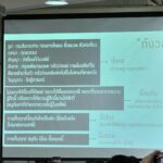 Apasiri Nitibhon Instagram – ครั้งแรกที่ได้ไปเรียนธรรมะตามหลักการสอนของพระอาจารย์ต้นโดยครูเงาะชวนไปเรียนเมื่อเดือนสิงหาคมวันแม่ปีที่แล้ว ช่วงนั้นเป็นช่วงที่เจอทุกข์แท้คือสูญเสียคุณแม่ รวมทั้งอารมณ์ต่างๆที่เก็บสะสมมานาน ได้พบเครื่องมือในการดับทุกข์ที่ได้ผลอย่างมาก เพราะทุกข์นี้ เป็นทุกข์แท้ เป็นความจริงที่ทุกคนต้องพลัดพรากจากสิ่งที่เป็นที่รัก โดยเฉพาะ “พ่อแม่ ” เป็นเรื่องที่ทำใจได้ยากมาก 
การเรียนครั้งนี้ เป็นการไปเรียนรู้หลักธรรมคำสอนของพระพุทธเจ้า และได้นำแนวทางปฏิบัติของครูบาอาจารย์ที่เคารพและศรัทธาแบบสุดหัวใจ ซึ่งสามารถนำมาใช้ในชีวิตประจำวันได้ไม่ยาก เพียงแค่เราตั้งใจ และมีความเพียร ขั้นแรกเลย คือ
-มีพระรัตนตรัย เริ่มต้นด้วยการระลึกถึงพระรัตนตรัยตลอดเวลาเท่าที่จะทำได้ ด้วยการท่องพุทโธเมนาโถ ธัมโมเมนาโถ สังโฆเมนาโถ(พระพุทธเจ้า พระธรรม พระอริยสงฆ์เป็นที่พึ่งอันประเสริฐของข้าพเจ้า)จนแนบจิต 
-ทักอารมณ์ เช่น 
**นี้คือ (อารมณ์ต่างๆสมมุติว่า เศร้า) 
“นี้คือ (ความเศร้า)
(ความเศร้า) เกิดขึ้นในจิต
จิตมี (ความเศร้า) เกิดขึ้น 
(ความเศร้ากำลังปรุงแต่งจิต 
จิตกำลังมี(ความเศร้า) ปรุงแต่งอยู่”
-ท่องธาตุกัมมัฏฐาน ว่าธาตุสี่ ดิน น้ำ ไฟ ลมมีอะไรบ้างที่รวมกันอยู่ไม่ใช่เราไม่ใช่ของเรา
-พิจารณากาย6 ขั้นตอน 
-ท่องขันธ์,แยกขันธ์,ดูการเกิดดับ 
-จับลงอริยสัจ 

 อุ๋มฟังคลิป พอจ.ต้นทุกวัน เมื่อทุกข์ถูกรู้ มันก็จะลดลง และอยู่กับเราไม่นาน 
ความมั่นคงของจิตเพิ่มขึ้น ทำให้เราเข้มแข็งขึ้นมากๆจนมาถึงงานคุณพ่อ เมื่อต้นปี ทุกอย่างที่เรียนรู้มาได้นำมาใช้ เห็นทุกข์ เข้าใจและยอมรับว่ามันเป็นสัจธรรมรู้ทันมัน ไม่ปรุงแต่งอารมณ์ เห็นอารมณ์ที่เกิดขึ้น คิดถึงก็ร้องไห้ และก็เห็นมันดับลง ยืนยันว่าพระธรรมคำสอนของพระพุทธเจ้าและแนวทางที่นำมาปฏิบัติทำให้ทุกข์เราลดลงได้เยอะเลยจริงๆ 🙏

เมื่อวันที่1-3 มีนาคมที่ผ่านมา ได้ไปเข้าเรียนหลักสูตรสัจจศาสตร์เพื่อความพ้นทุกข์ มูลนิธิธรรมนาวาสิกขาลัย จัดเป็นครั้งแรกโดยครูเงาะ (ขอกราบอนุโมทนาบุญและขอบคุณครูเงาะรวมทั้งทีมงานทุกท่านที่จัดคอร์สดีๆแบบนี้ด้วยนะคะ🙏) 
ในคลาสได้แบ่งปันประสบการณ์ 
วิธีที่จะจัดการความทุกข์ เป็นคลาสที่ทำให้เราได้ให้และรับกำลังใจดีดี มีความเมตตาต่อเพื่อนมนุษย์ด้วยกันเพราะทุกคนต่างมีความทุกข์ไม่ต่างกัน

วันสุดท้ายของการเรียนได้มีโอกาสทำตามความตั้งใจคือ ได้กล่าวขอบพระคุณพระอาจารย์ต้นและได้เล่าให้ท่านฟังถึงการพัฒนาตนเองตั้งแต่วันแรกที่ได้เรียนรู้ธรรมะจากท่านจนถึงวันนี้
ใครสนใจสามารถดูใน YouTube ธรรมนาวา พระอาจารย์ต้นได้นะคะ
🙏🙏🙏 #ธรรมนาวาสิกขาลัย  #ธรรมนาวา #พระอาจารย์ต้น