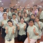 Apasiri Nitibhon Instagram – ครั้งแรกที่ได้ไปเรียนธรรมะตามหลักการสอนของพระอาจารย์ต้นโดยครูเงาะชวนไปเรียนเมื่อเดือนสิงหาคมวันแม่ปีที่แล้ว ช่วงนั้นเป็นช่วงที่เจอทุกข์แท้คือสูญเสียคุณแม่ รวมทั้งอารมณ์ต่างๆที่เก็บสะสมมานาน ได้พบเครื่องมือในการดับทุกข์ที่ได้ผลอย่างมาก เพราะทุกข์นี้ เป็นทุกข์แท้ เป็นความจริงที่ทุกคนต้องพลัดพรากจากสิ่งที่เป็นที่รัก โดยเฉพาะ “พ่อแม่ ” เป็นเรื่องที่ทำใจได้ยากมาก 
การเรียนครั้งนี้ เป็นการไปเรียนรู้หลักธรรมคำสอนของพระพุทธเจ้า และได้นำแนวทางปฏิบัติของครูบาอาจารย์ที่เคารพและศรัทธาแบบสุดหัวใจ ซึ่งสามารถนำมาใช้ในชีวิตประจำวันได้ไม่ยาก เพียงแค่เราตั้งใจ และมีความเพียร ขั้นแรกเลย คือ
-มีพระรัตนตรัย เริ่มต้นด้วยการระลึกถึงพระรัตนตรัยตลอดเวลาเท่าที่จะทำได้ ด้วยการท่องพุทโธเมนาโถ ธัมโมเมนาโถ สังโฆเมนาโถ(พระพุทธเจ้า พระธรรม พระอริยสงฆ์เป็นที่พึ่งอันประเสริฐของข้าพเจ้า)จนแนบจิต 
-ทักอารมณ์ เช่น 
**นี้คือ (อารมณ์ต่างๆสมมุติว่า เศร้า) 
“นี้คือ (ความเศร้า)
(ความเศร้า) เกิดขึ้นในจิต
จิตมี (ความเศร้า) เกิดขึ้น 
(ความเศร้ากำลังปรุงแต่งจิต 
จิตกำลังมี(ความเศร้า) ปรุงแต่งอยู่”
-ท่องธาตุกัมมัฏฐาน ว่าธาตุสี่ ดิน น้ำ ไฟ ลมมีอะไรบ้างที่รวมกันอยู่ไม่ใช่เราไม่ใช่ของเรา
-พิจารณากาย6 ขั้นตอน 
-ท่องขันธ์,แยกขันธ์,ดูการเกิดดับ 
-จับลงอริยสัจ 

 อุ๋มฟังคลิป พอจ.ต้นทุกวัน เมื่อทุกข์ถูกรู้ มันก็จะลดลง และอยู่กับเราไม่นาน 
ความมั่นคงของจิตเพิ่มขึ้น ทำให้เราเข้มแข็งขึ้นมากๆจนมาถึงงานคุณพ่อ เมื่อต้นปี ทุกอย่างที่เรียนรู้มาได้นำมาใช้ เห็นทุกข์ เข้าใจและยอมรับว่ามันเป็นสัจธรรมรู้ทันมัน ไม่ปรุงแต่งอารมณ์ เห็นอารมณ์ที่เกิดขึ้น คิดถึงก็ร้องไห้ และก็เห็นมันดับลง ยืนยันว่าพระธรรมคำสอนของพระพุทธเจ้าและแนวทางที่นำมาปฏิบัติทำให้ทุกข์เราลดลงได้เยอะเลยจริงๆ 🙏

เมื่อวันที่1-3 มีนาคมที่ผ่านมา ได้ไปเข้าเรียนหลักสูตรสัจจศาสตร์เพื่อความพ้นทุกข์ มูลนิธิธรรมนาวาสิกขาลัย จัดเป็นครั้งแรกโดยครูเงาะ (ขอกราบอนุโมทนาบุญและขอบคุณครูเงาะรวมทั้งทีมงานทุกท่านที่จัดคอร์สดีๆแบบนี้ด้วยนะคะ🙏) 
ในคลาสได้แบ่งปันประสบการณ์ 
วิธีที่จะจัดการความทุกข์ เป็นคลาสที่ทำให้เราได้ให้และรับกำลังใจดีดี มีความเมตตาต่อเพื่อนมนุษย์ด้วยกันเพราะทุกคนต่างมีความทุกข์ไม่ต่างกัน

วันสุดท้ายของการเรียนได้มีโอกาสทำตามความตั้งใจคือ ได้กล่าวขอบพระคุณพระอาจารย์ต้นและได้เล่าให้ท่านฟังถึงการพัฒนาตนเองตั้งแต่วันแรกที่ได้เรียนรู้ธรรมะจากท่านจนถึงวันนี้
ใครสนใจสามารถดูใน YouTube ธรรมนาวา พระอาจารย์ต้นได้นะคะ
🙏🙏🙏 #ธรรมนาวาสิกขาลัย  #ธรรมนาวา #พระอาจารย์ต้น