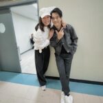 Apasiri Nitibhon Instagram - มาดูพี่มีความสุขกับงานที่พี่รัก🥰 แล้วก็มาเป็นกำลังใจ♥️พี่ทุ่มเทตั้งใจมาเป็นเดือนออกกำลัง💪🏼งดกอล์ฟ☀️ดูแลสุขภาพอย่างดีที่สุดเพื่องานนี้ 🎤พอวันไปซ้อมใหญ่ข้างนอกร้อนจัด ในห้องหนาว สรุปป่วยไข้ขึ้นอัดยา ถึงวันขึ้นคอนเสิร์ตยังหม่ำข้าวต้มอยู่เลย แต่ใจเกินร้อยขอพรพ่อแม่🙏🏼ละออกมาลุย👍🏼👏🏼งานออกมาเจ๋งมากพี่ สมกับที่รอคอยและทุ่มเท คนดูมีความสุขจ้ะ😁 #พี่อ่ำเป็นพี่ชายๆๆๆจ้ะ😆👧🏻👨🏻 #rpasirifamily พี่คนโตแข่งกอล์ฟก็เข้ารอบ พ่อกับแม่ต้องภูมิใจในตัวพี่ๆจ้ะ😊💯 #grammyrshit100concert