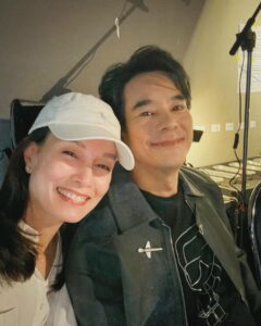 Apasiri Nitibhon Instagram - มาดูพี่มีความสุขกับงานที่พี่รัก🥰 แล้วก็มาเป็นกำลังใจ♥️พี่ทุ่มเทตั้งใจมาเป็นเดือนออกกำลัง💪🏼งดกอล์ฟ☀️ดูแลสุขภาพอย่างดีที่สุดเพื่องานนี้ 🎤พอวันไปซ้อมใหญ่ข้างนอกร้อนจัด ในห้องหนาว สรุปป่วยไข้ขึ้นอัดยา ถึงวันขึ้นคอนเสิร์ตยังหม่ำข้าวต้มอยู่เลย แต่ใจเกินร้อยขอพรพ่อแม่🙏🏼ละออกมาลุย👍🏼👏🏼งานออกมาเจ๋งมากพี่ สมกับที่รอคอยและทุ่มเท คนดูมีความสุขจ้ะ😁 #พี่อ่ำเป็นพี่ชายๆๆๆจ้ะ😆👧🏻👨🏻 #rpasirifamily พี่คนโตแข่งกอล์ฟก็เข้ารอบ พ่อกับแม่ต้องภูมิใจในตัวพี่ๆจ้ะ😊💯 #grammyrshit100concert