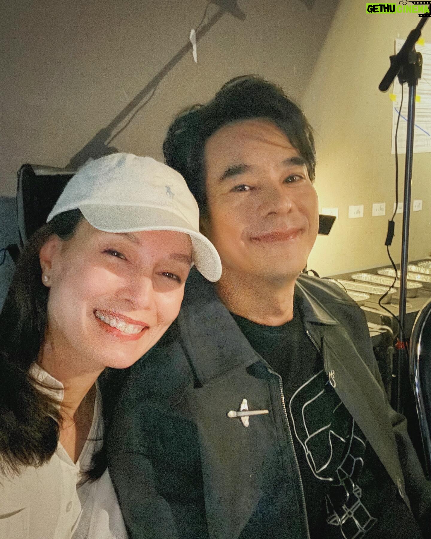 Apasiri Nitibhon Instagram - มาดูพี่มีความสุขกับงานที่พี่รัก🥰 แล้วก็มาเป็นกำลังใจ♥️พี่ทุ่มเทตั้งใจมาเป็นเดือนออกกำลัง💪🏼งดกอล์ฟ☀️ดูแลสุขภาพอย่างดีที่สุดเพื่องานนี้ 🎤พอวันไปซ้อมใหญ่ข้างนอกร้อนจัด ในห้องหนาว สรุปป่วยไข้ขึ้นอัดยา ถึงวันขึ้นคอนเสิร์ตยังหม่ำข้าวต้มอยู่เลย แต่ใจเกินร้อยขอพรพ่อแม่🙏🏼ละออกมาลุย👍🏼👏🏼งานออกมาเจ๋งมากพี่ สมกับที่รอคอยและทุ่มเท คนดูมีความสุขจ้ะ😁 #พี่อ่ำเป็นพี่ชายๆๆๆจ้ะ😆👧🏻👨🏻 #rpasirifamily พี่คนโตแข่งกอล์ฟก็เข้ารอบ พ่อกับแม่ต้องภูมิใจในตัวพี่ๆจ้ะ😊💯 #grammyrshit100concert