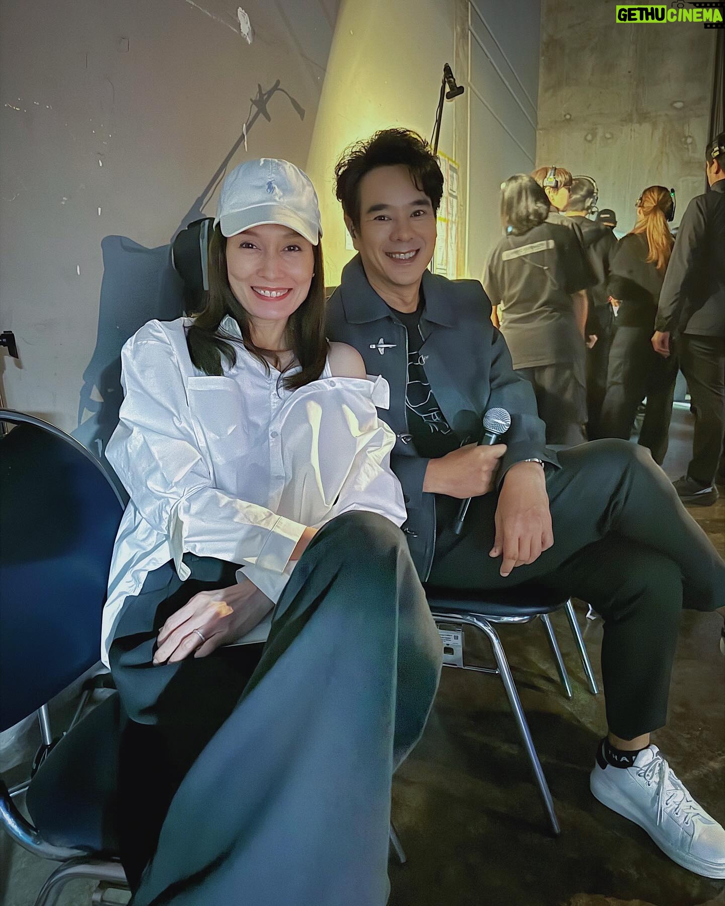 Apasiri Nitibhon Instagram - มาดูพี่มีความสุขกับงานที่พี่รัก🥰 แล้วก็มาเป็นกำลังใจ♥️พี่ทุ่มเทตั้งใจมาเป็นเดือนออกกำลัง💪🏼งดกอล์ฟ☀️ดูแลสุขภาพอย่างดีที่สุดเพื่องานนี้ 🎤พอวันไปซ้อมใหญ่ข้างนอกร้อนจัด ในห้องหนาว สรุปป่วยไข้ขึ้นอัดยา ถึงวันขึ้นคอนเสิร์ตยังหม่ำข้าวต้มอยู่เลย แต่ใจเกินร้อยขอพรพ่อแม่🙏🏼ละออกมาลุย👍🏼👏🏼งานออกมาเจ๋งมากพี่ สมกับที่รอคอยและทุ่มเท คนดูมีความสุขจ้ะ😁 #พี่อ่ำเป็นพี่ชายๆๆๆจ้ะ😆👧🏻👨🏻 #rpasirifamily พี่คนโตแข่งกอล์ฟก็เข้ารอบ พ่อกับแม่ต้องภูมิใจในตัวพี่ๆจ้ะ😊💯 #grammyrshit100concert