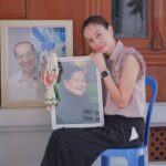 Apasiri Nitibhon Instagram - ทำบุญครบ1ปีคุณแม่ พาพ่อมาด้วย😊 ที่ผ่านมาทุกครั้งที่ถ่ายรูปกับพ่อแม่แล้วลงig บางคนส่งมาบอกว่าอิจฉาจังเลยเขาไม่มีโอกาสแล้ว❤️‍🩹ในใจก็รู้สึกเสียใจกับเขา แต่รูปที่ลงไปนอกจากจะเป็นที่ระลึกเป็นความทรงจำที่ดีของเราแล้ว ลึกๆเราก็อยากจะเป็นตัวอย่างของคนที่มีพ่อแม่อยู่ให้ดูแลท่านให้ดีที่สุด และก็มีบางคนส่งมาว่าเห็นพี่ทำแล้วอยากกลับไปดูแลพ่อแม่บ้าง พี่เป็นตัวอย่างที่ดีของหนู เป็นประโยคที่ทำให้ชื่นใจมากๆกับสิ่งที่ทำไป พอถึงวันที่คุณพ่อคุณแม่ไม่อยู่ ได้แต่คิดถึงความสุขตอนที่ได้ดูแลท่าน อยากทำอีก😁 คิดถึงความรักความอบอุ่นอ้อมกอด คำอวยพรซ้ำแล้วซ้ำอีกของท่าน มีน้ำตาไหลบ้างในบางครั้งแต่ไม่มีคำว่าเสียดายไม่มีคำว่า รู้อย่างงี้ มีแต่รอยยิ้มในใจที่เรารู้ว่า เราได้ทำดีที่สุดแล้วสำหรับผู้มีพระคุณที่สุดในชีวิต ผู้ที่เรารักและรักเราสุดหัวใจ ทั้งตอนท่านอยู่และจากไป ทำนะคะเชื่ออุ๋ม ดูแลท่านให้ดีที่สุด แล้วความรู้สึกคุณตอนไม่มีท่านจะมีแต่รอยยิ้มในใจ😊🥰ไม่มีวันไหนไม่คิดถึง #rpasirifamily #เรื่องเล่าของอาภา