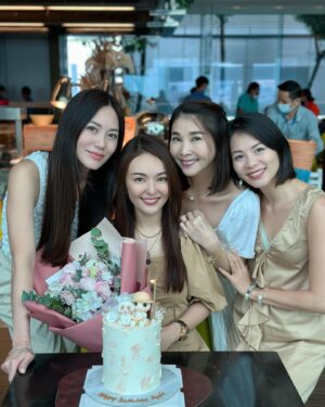 Apple Hong Instagram - 除了谢谢还是谢谢🥰🙆🏻‍♀️🙏❤️😘真的很感动 @chenxiuhuan 拍戏这么忙，自己也是10月宝宝也很多聚会，却抽空安排我的生日聚会，还花心思定制了这个漂亮又有意义的生日蛋糕和准备粉色的花束💐🎂😍也谢谢 @phyllis_quek @tracyleemeileng 我们几个女人聊一下午都聊不完😄  当然，必须提的是我们的默契😍 大家都穿了Khaki & White ，完全完美融合生日蛋糕主题🤩一切完美，只因为有妳们！😘😘😘

P/S：谢谢 @jpetite.patisserie 🙏听 @chenxiuhuan 说你们是赶工接单把这个生日蛋糕做出来的！谢谢你们的用心❤️我好喜欢这个蛋糕设计！😍👍