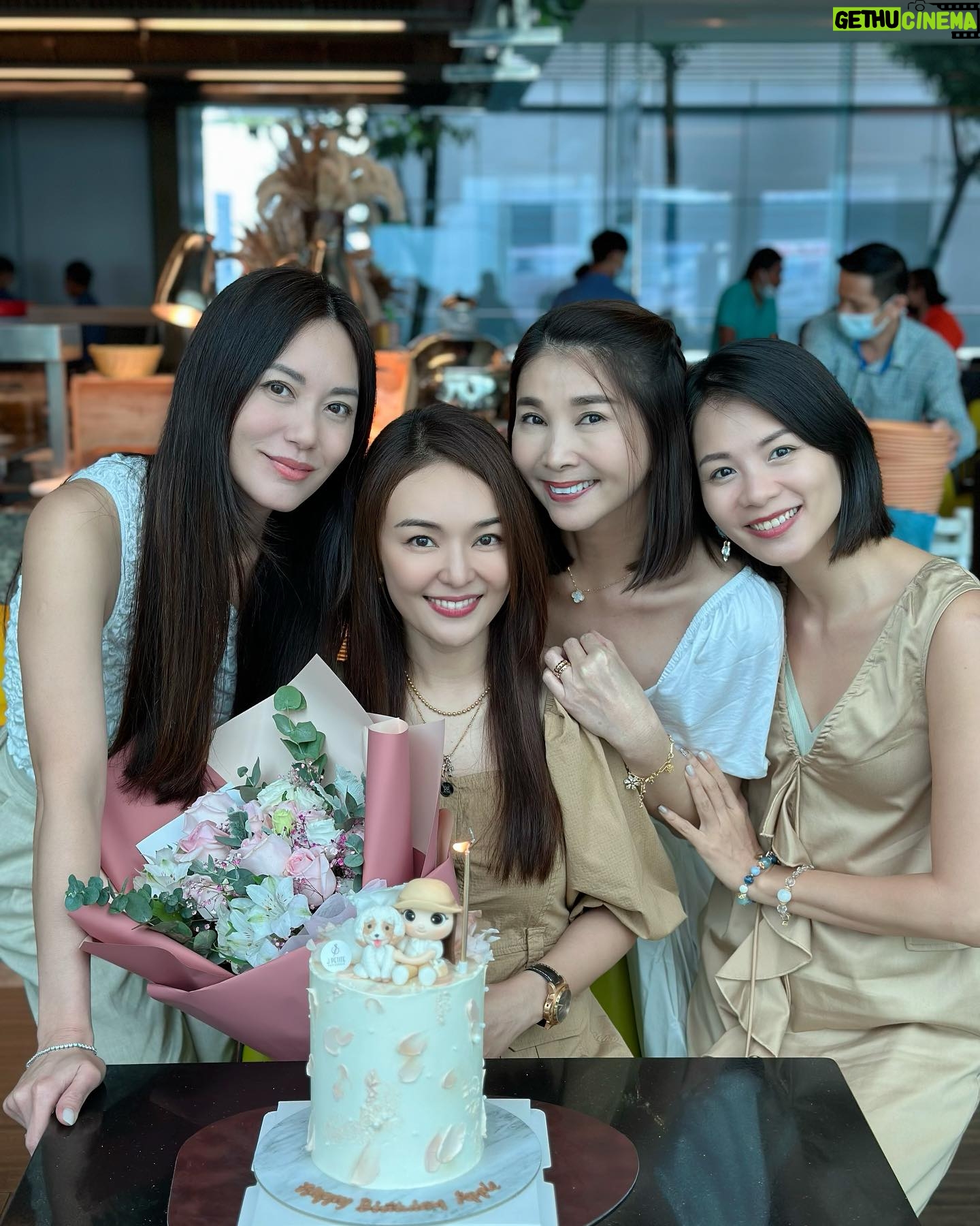 Apple Hong - 1.4K Likes - 除了谢谢还是谢谢🥰🙆🏻♀️🙏❤️😘真的很感动 @chenxiuhuan 拍戏这么忙,自己也是10月宝宝也很多聚会,却抽空安排我的生日聚会,还花心思定制了这个漂亮又有意义的生日蛋糕和准备粉色的花束💐🎂😍也谢谢 @phyllis_quek @tracyleemeileng 我们几个女人聊一下午都聊不完😄 当然,必须提的是我们的默契😍 大家都穿了Khaki & White ,完全完美融合生日蛋糕主题🤩一切完美,只因为有妳们!😘😘😘
P/S:谢谢 @jpetite.patisserie 🙏听 @chenxiuhuan 说你们是赶工接单把这个生日蛋糕做出来的!谢谢你们的用心❤️我好喜欢这个蛋糕设计!😍👍