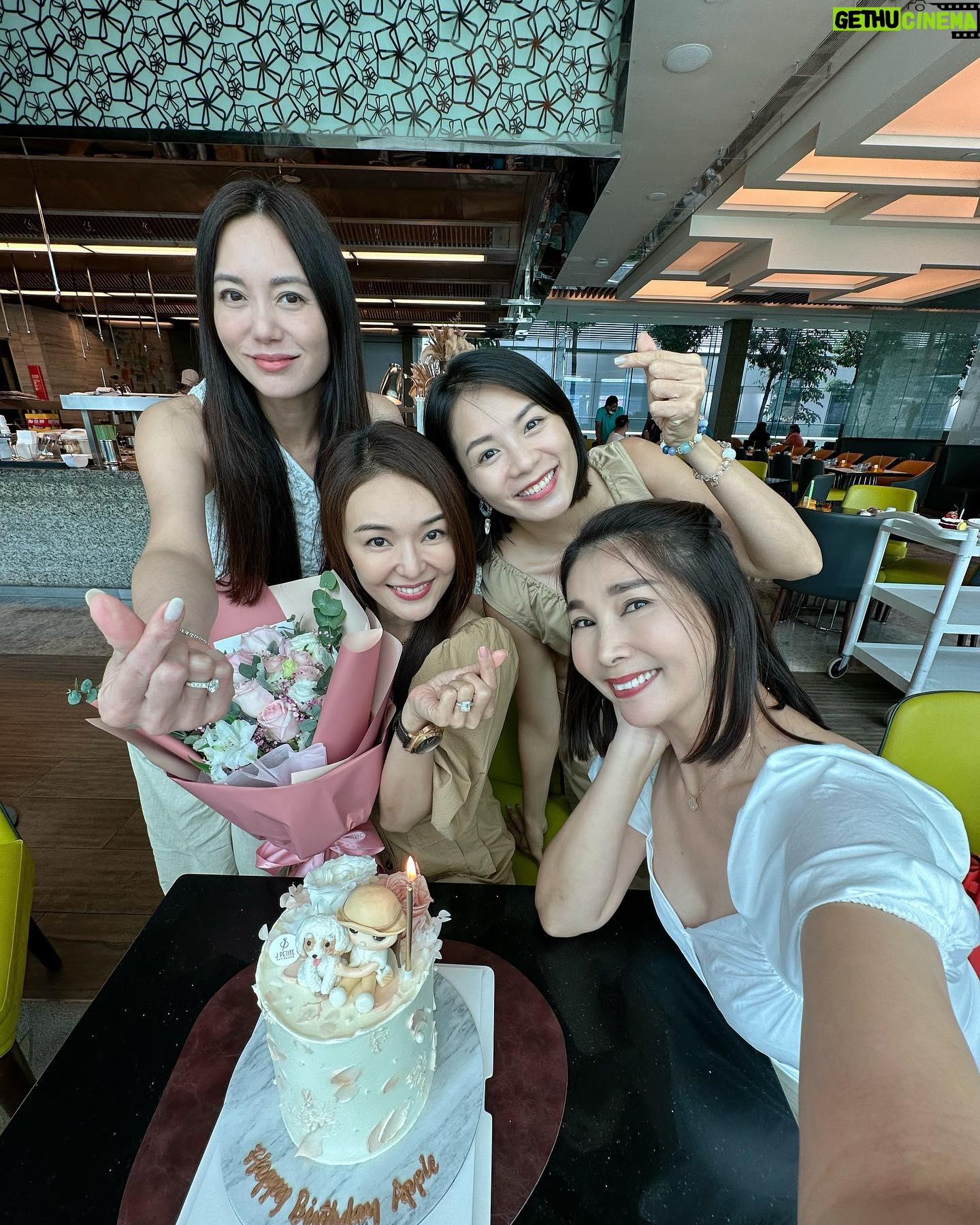 Apple Hong - 1.4K Likes - 除了谢谢还是谢谢🥰🙆🏻♀️🙏❤️😘真的很感动 @chenxiuhuan 拍戏这么忙,自己也是10月宝宝也很多聚会,却抽空安排我的生日聚会,还花心思定制了这个漂亮又有意义的生日蛋糕和准备粉色的花束💐🎂😍也谢谢 @phyllis_quek @tracyleemeileng 我们几个女人聊一下午都聊不完😄 当然,必须提的是我们的默契😍 大家都穿了Khaki & White ,完全完美融合生日蛋糕主题🤩一切完美,只因为有妳们!😘😘😘
P/S:谢谢 @jpetite.patisserie 🙏听 @chenxiuhuan 说你们是赶工接单把这个生日蛋糕做出来的!谢谢你们的用心❤️我好喜欢这个蛋糕设计!😍👍