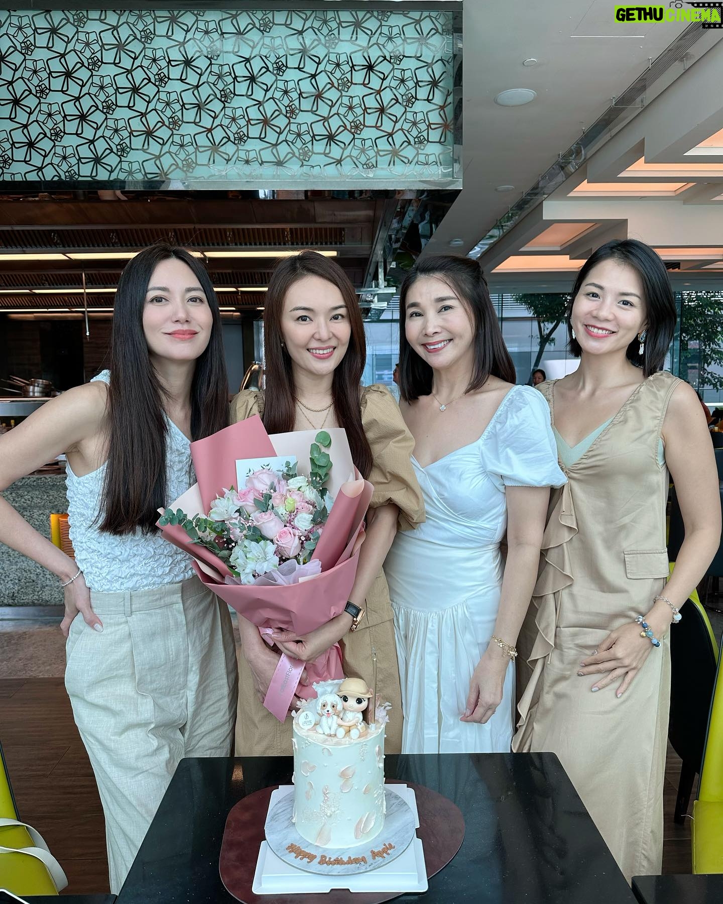 Apple Hong - 1.4K Likes - 除了谢谢还是谢谢🥰🙆🏻♀️🙏❤️😘真的很感动 @chenxiuhuan 拍戏这么忙,自己也是10月宝宝也很多聚会,却抽空安排我的生日聚会,还花心思定制了这个漂亮又有意义的生日蛋糕和准备粉色的花束💐🎂😍也谢谢 @phyllis_quek @tracyleemeileng 我们几个女人聊一下午都聊不完😄 当然,必须提的是我们的默契😍 大家都穿了Khaki & White ,完全完美融合生日蛋糕主题🤩一切完美,只因为有妳们!😘😘😘
P/S:谢谢 @jpetite.patisserie 🙏听 @chenxiuhuan 说你们是赶工接单把这个生日蛋糕做出来的!谢谢你们的用心❤️我好喜欢这个蛋糕设计!😍👍