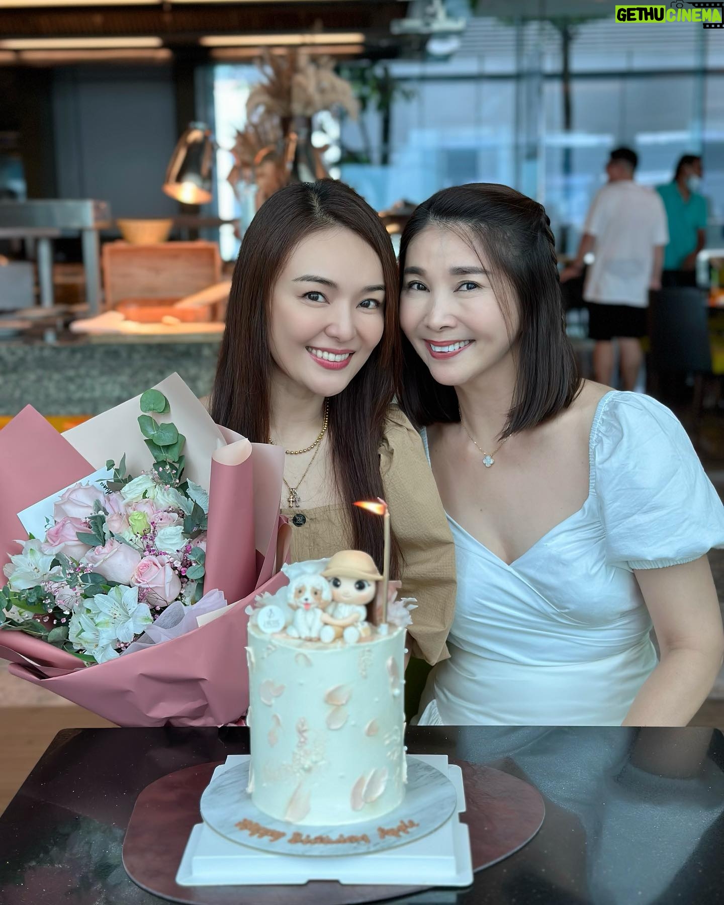 Apple Hong - 1.4K Likes - 除了谢谢还是谢谢🥰🙆🏻♀️🙏❤️😘真的很感动 @chenxiuhuan 拍戏这么忙,自己也是10月宝宝也很多聚会,却抽空安排我的生日聚会,还花心思定制了这个漂亮又有意义的生日蛋糕和准备粉色的花束💐🎂😍也谢谢 @phyllis_quek @tracyleemeileng 我们几个女人聊一下午都聊不完😄 当然,必须提的是我们的默契😍 大家都穿了Khaki & White ,完全完美融合生日蛋糕主题🤩一切完美,只因为有妳们!😘😘😘
P/S:谢谢 @jpetite.patisserie 🙏听 @chenxiuhuan 说你们是赶工接单把这个生日蛋糕做出来的!谢谢你们的用心❤️我好喜欢这个蛋糕设计!😍👍