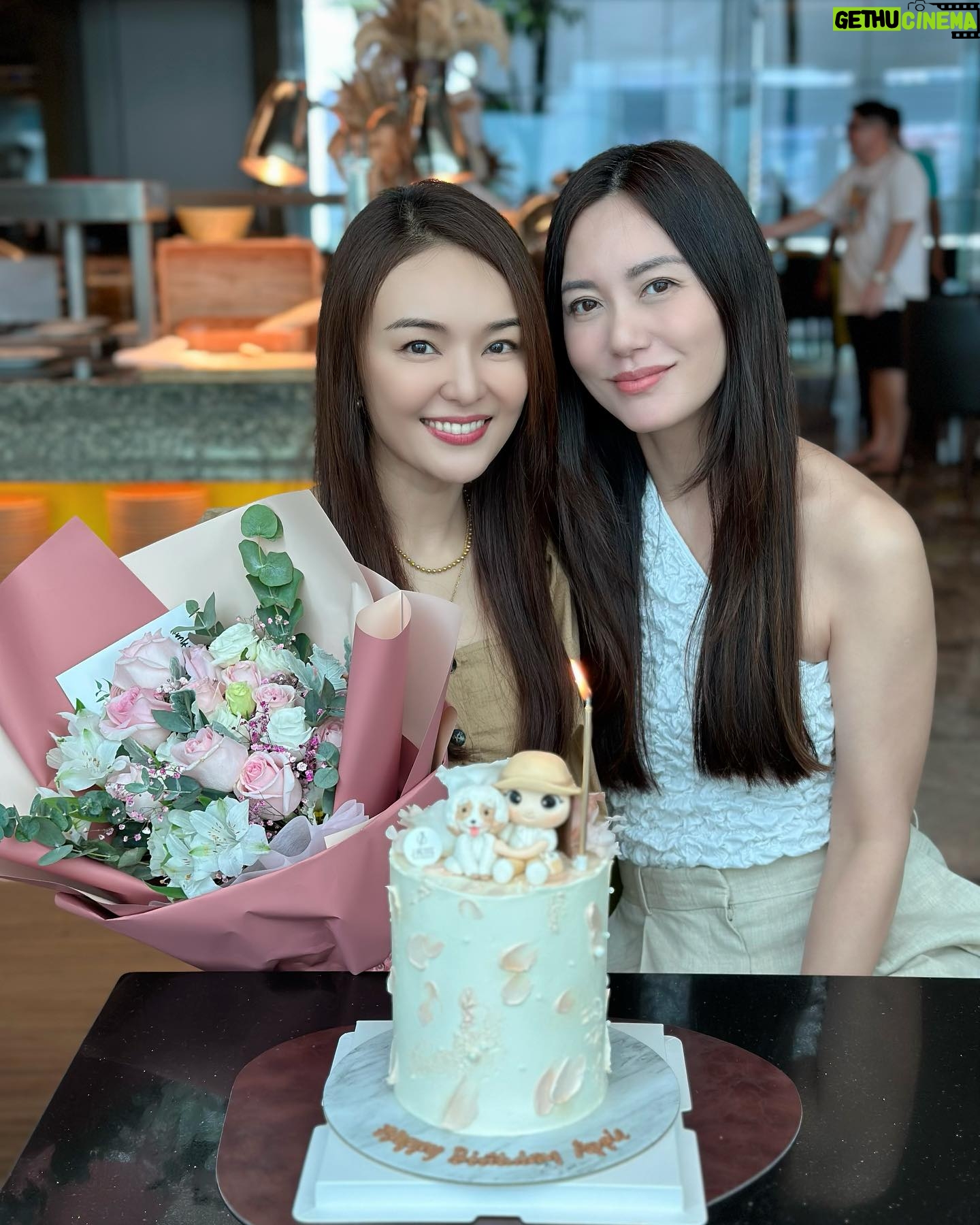 Apple Hong - 1.4K Likes - 除了谢谢还是谢谢🥰🙆🏻♀️🙏❤️😘真的很感动 @chenxiuhuan 拍戏这么忙,自己也是10月宝宝也很多聚会,却抽空安排我的生日聚会,还花心思定制了这个漂亮又有意义的生日蛋糕和准备粉色的花束💐🎂😍也谢谢 @phyllis_quek @tracyleemeileng 我们几个女人聊一下午都聊不完😄 当然,必须提的是我们的默契😍 大家都穿了Khaki & White ,完全完美融合生日蛋糕主题🤩一切完美,只因为有妳们!😘😘😘
P/S:谢谢 @jpetite.patisserie 🙏听 @chenxiuhuan 说你们是赶工接单把这个生日蛋糕做出来的!谢谢你们的用心❤️我好喜欢这个蛋糕设计!😍👍