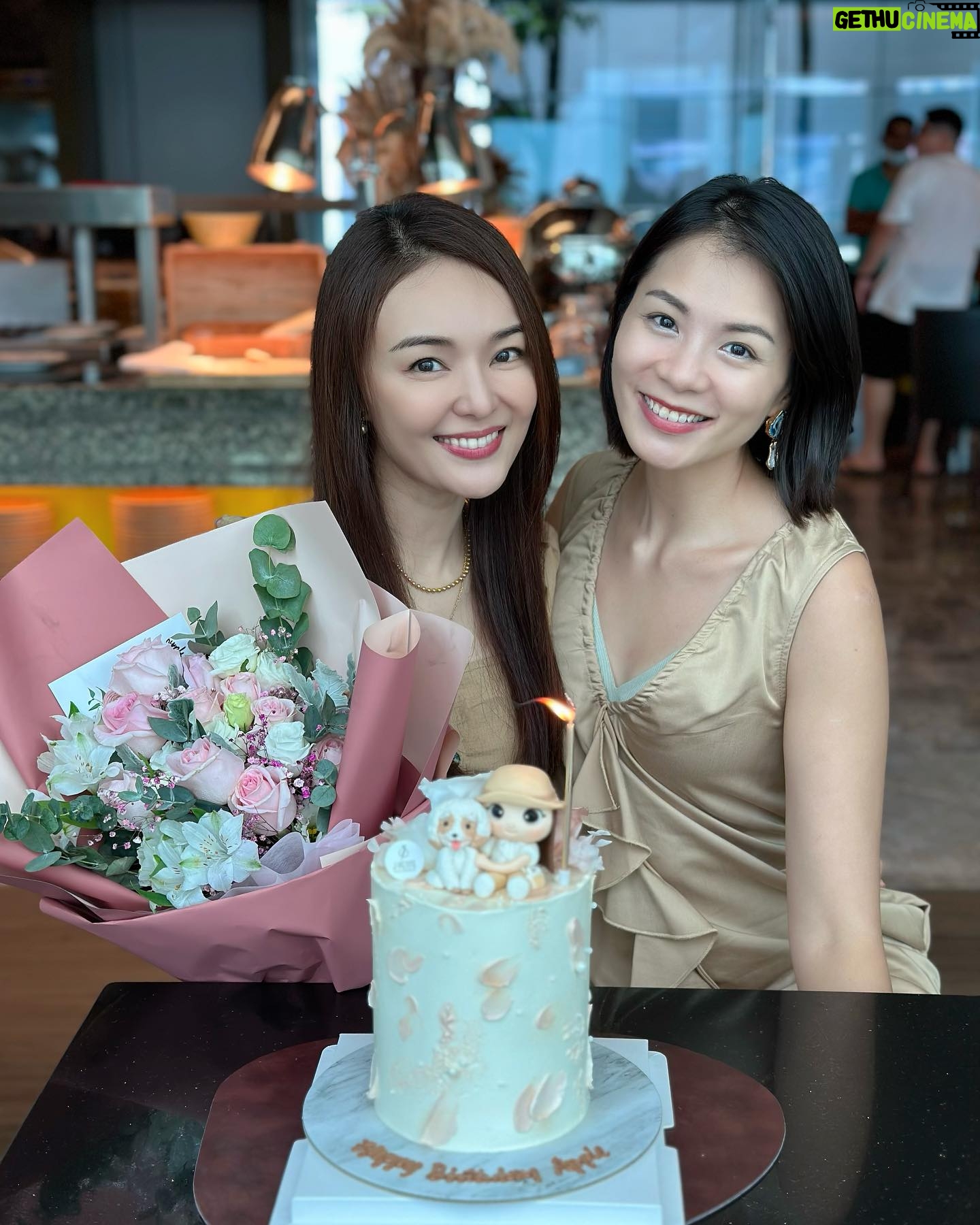 Apple Hong - 1.4K Likes - 除了谢谢还是谢谢🥰🙆🏻♀️🙏❤️😘真的很感动 @chenxiuhuan 拍戏这么忙,自己也是10月宝宝也很多聚会,却抽空安排我的生日聚会,还花心思定制了这个漂亮又有意义的生日蛋糕和准备粉色的花束💐🎂😍也谢谢 @phyllis_quek @tracyleemeileng 我们几个女人聊一下午都聊不完😄 当然,必须提的是我们的默契😍 大家都穿了Khaki & White ,完全完美融合生日蛋糕主题🤩一切完美,只因为有妳们!😘😘😘
P/S:谢谢 @jpetite.patisserie 🙏听 @chenxiuhuan 说你们是赶工接单把这个生日蛋糕做出来的!谢谢你们的用心❤️我好喜欢这个蛋糕设计!😍👍