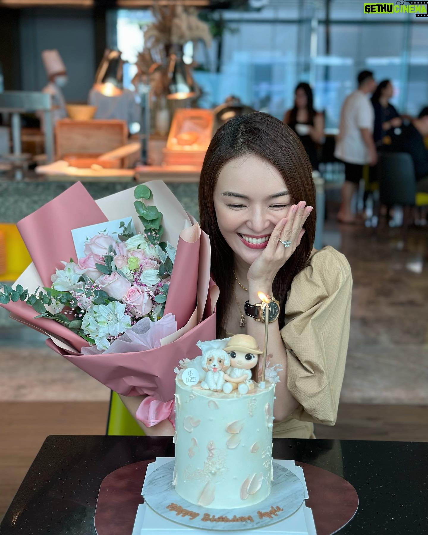 Apple Hong - 1.4K Likes - 除了谢谢还是谢谢🥰🙆🏻♀️🙏❤️😘真的很感动 @chenxiuhuan 拍戏这么忙,自己也是10月宝宝也很多聚会,却抽空安排我的生日聚会,还花心思定制了这个漂亮又有意义的生日蛋糕和准备粉色的花束💐🎂😍也谢谢 @phyllis_quek @tracyleemeileng 我们几个女人聊一下午都聊不完😄 当然,必须提的是我们的默契😍 大家都穿了Khaki & White ,完全完美融合生日蛋糕主题🤩一切完美,只因为有妳们!😘😘😘
P/S:谢谢 @jpetite.patisserie 🙏听 @chenxiuhuan 说你们是赶工接单把这个生日蛋糕做出来的!谢谢你们的用心❤️我好喜欢这个蛋糕设计!😍👍