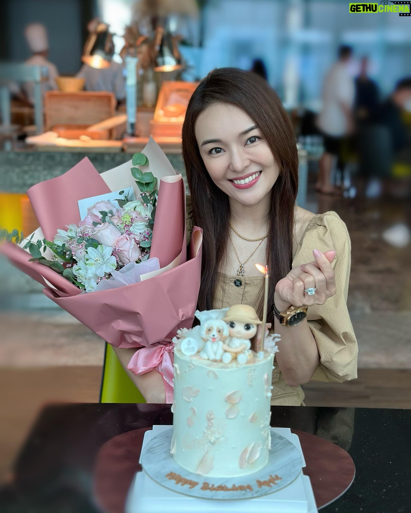 Apple Hong - 1.4K Likes - 除了谢谢还是谢谢🥰🙆🏻♀️🙏❤️😘真的很感动 @chenxiuhuan 拍戏这么忙,自己也是10月宝宝也很多聚会,却抽空安排我的生日聚会,还花心思定制了这个漂亮又有意义的生日蛋糕和准备粉色的花束💐🎂😍也谢谢 @phyllis_quek @tracyleemeileng 我们几个女人聊一下午都聊不完😄 当然,必须提的是我们的默契😍 大家都穿了Khaki & White ,完全完美融合生日蛋糕主题🤩一切完美,只因为有妳们!😘😘😘
P/S:谢谢 @jpetite.patisserie 🙏听 @chenxiuhuan 说你们是赶工接单把这个生日蛋糕做出来的!谢谢你们的用心❤️我好喜欢这个蛋糕设计!😍👍