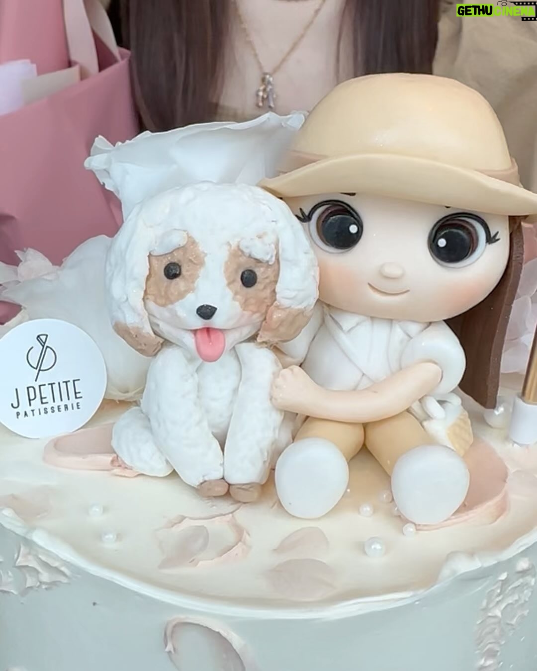 Apple Hong - 1.4K Likes - 除了谢谢还是谢谢🥰🙆🏻♀️🙏❤️😘真的很感动 @chenxiuhuan 拍戏这么忙,自己也是10月宝宝也很多聚会,却抽空安排我的生日聚会,还花心思定制了这个漂亮又有意义的生日蛋糕和准备粉色的花束💐🎂😍也谢谢 @phyllis_quek @tracyleemeileng 我们几个女人聊一下午都聊不完😄 当然,必须提的是我们的默契😍 大家都穿了Khaki & White ,完全完美融合生日蛋糕主题🤩一切完美,只因为有妳们!😘😘😘
P/S:谢谢 @jpetite.patisserie 🙏听 @chenxiuhuan 说你们是赶工接单把这个生日蛋糕做出来的!谢谢你们的用心❤️我好喜欢这个蛋糕设计!😍👍