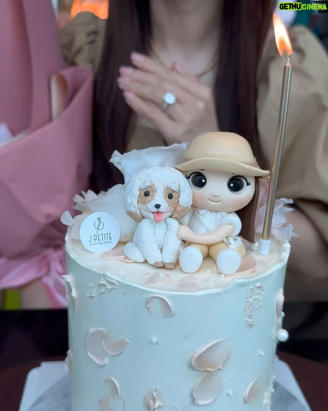 Apple Hong - 1.4K Likes - 除了谢谢还是谢谢🥰🙆🏻♀️🙏❤️😘真的很感动 @chenxiuhuan 拍戏这么忙,自己也是10月宝宝也很多聚会,却抽空安排我的生日聚会,还花心思定制了这个漂亮又有意义的生日蛋糕和准备粉色的花束💐🎂😍也谢谢 @phyllis_quek @tracyleemeileng 我们几个女人聊一下午都聊不完😄 当然,必须提的是我们的默契😍 大家都穿了Khaki & White ,完全完美融合生日蛋糕主题🤩一切完美,只因为有妳们!😘😘😘
P/S:谢谢 @jpetite.patisserie 🙏听 @chenxiuhuan 说你们是赶工接单把这个生日蛋糕做出来的!谢谢你们的用心❤️我好喜欢这个蛋糕设计!😍👍