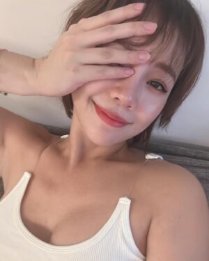 Apple Chan Instagram - Weather is getting hotter 
Hair is getting shorter 😉